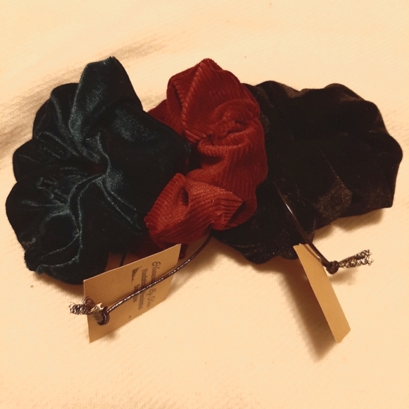 Velvet scrunchies - Picture 1 of 1
